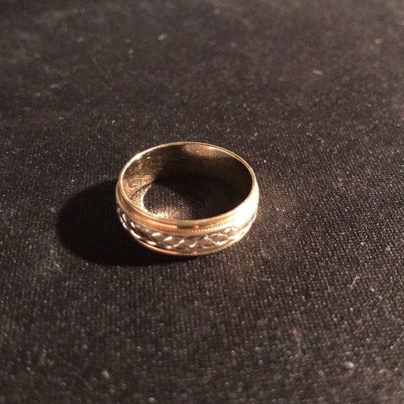 14k Y Gold Ring w/ Dimond Cut Engraved Pattern - Picture 3 of 5
